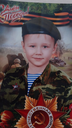 Нет в России семьи такой, где б не памятен был свой герой Нет в России семьи такой, где б не памятен был свой герой.